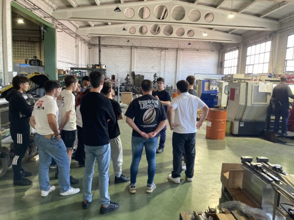Pabellón de mantenimiento con tornos convencionales y CNC