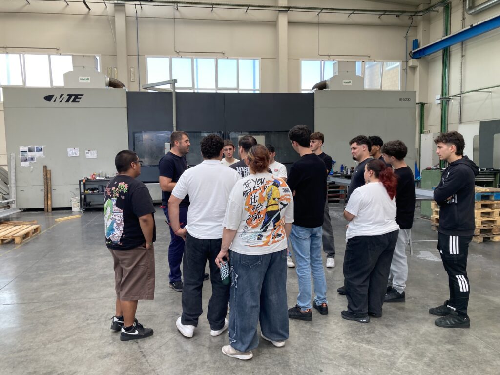Explicación junto al centro de mecanizado MTE BF-5200