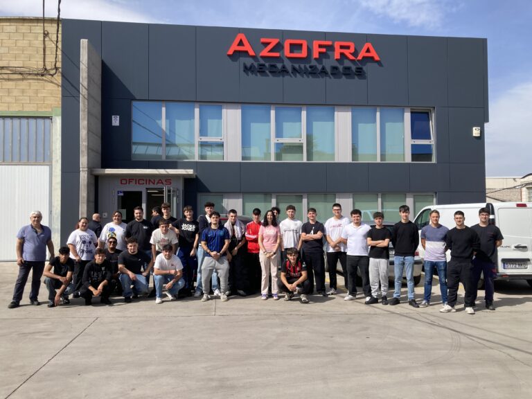 Alumnos y profesores de Salesianos Los Boscos frente a las oficinas de Talleres Azofra en Nájera